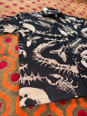 MAKE OFFER! Hot Topic Black & Cream Skull Skeletal Insect Button-Up Shirt Jacket
